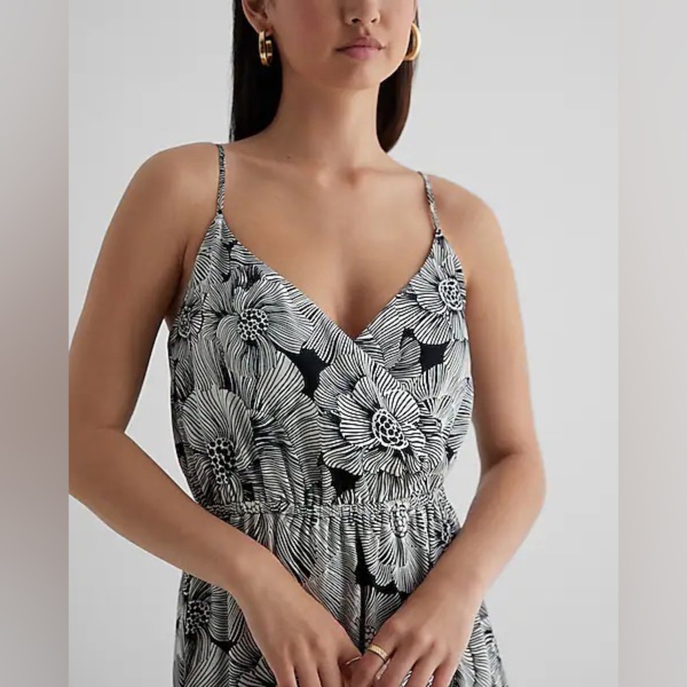 Express Black & White Floral Tiered Maxi Dress - Picture 4 of 6